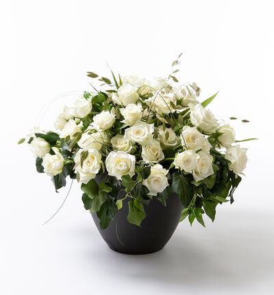 Arrangementsdekorasjon med hvite roser